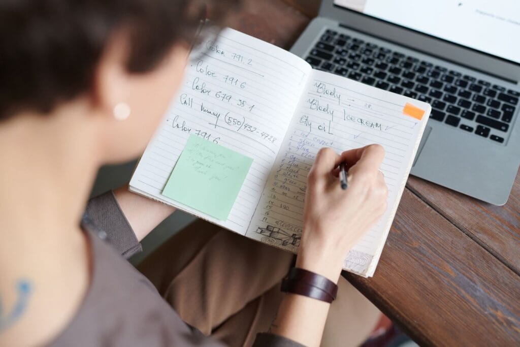 Person using AI prompts for discipline to organize a daily action plan and stay focused